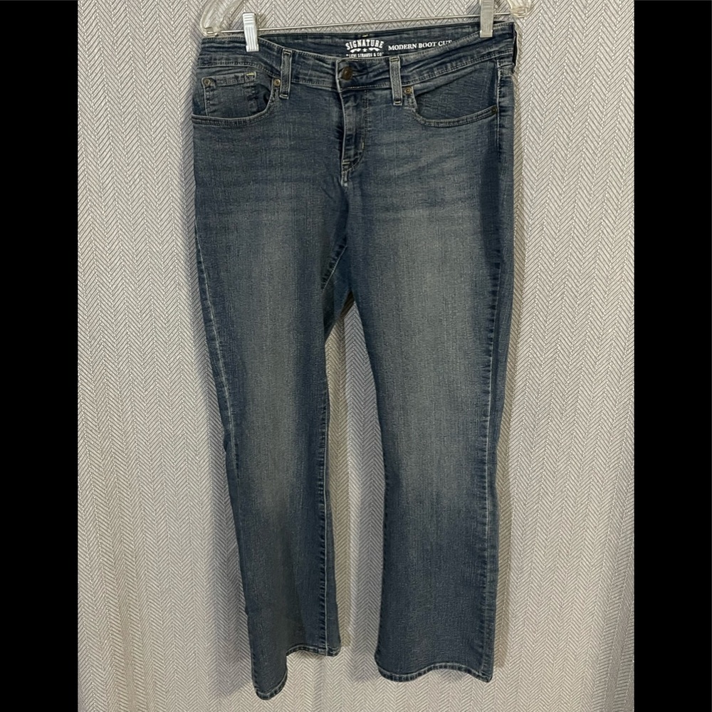 Woman’s Levi Strauss & co Signature jeans Modern boot cut. 12 M W31 L32